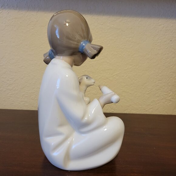 LLADRO NAO Spain PORCELAIN FIGURINE GIRL BOTTLE FEEDING A LAMB - No Box - Picture 3 of 6